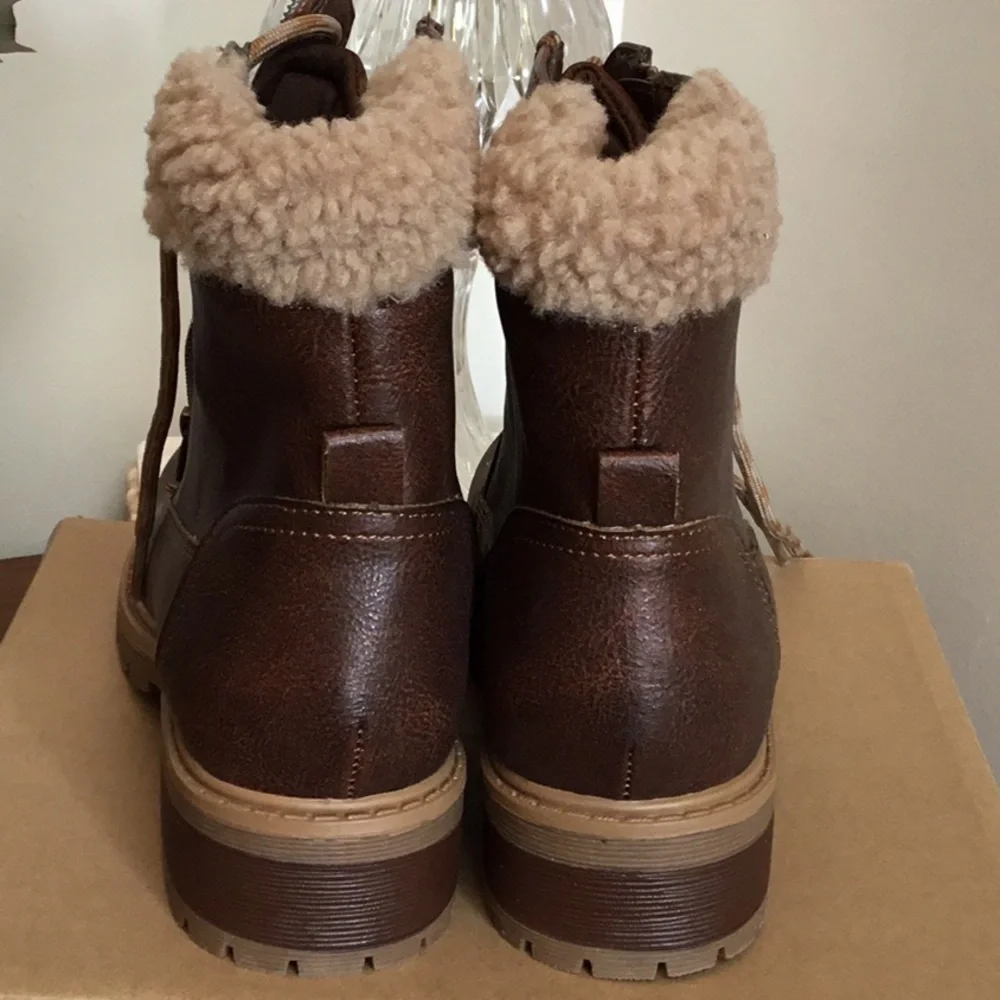 STEVE Madden girls boots. New in box Size 5